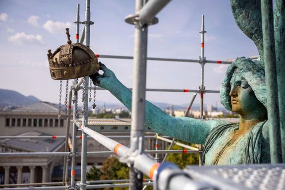 G�briel arkangyal szobr�t restaur�l�sra k�sz�tik el� 2024. szeptember elsej�n. K�pek forr�sa: Magyarorsz�g Korm�ny�nak Facebook-oldala   