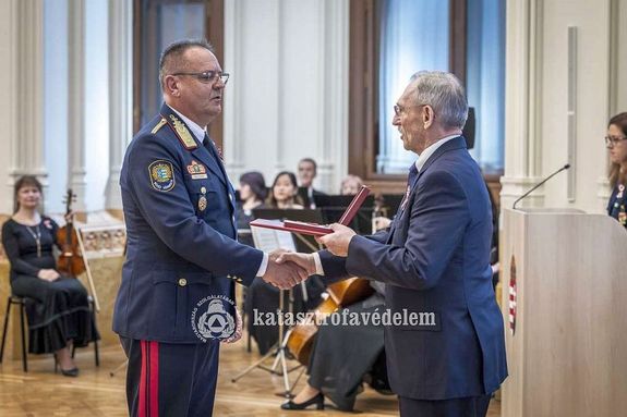 A B�k�s v�rmegyei katasztr�fav�delem munkat�rsait is elismert�k m�rcius 15-e alkalm�b�l. K�pek forr�sa: B�k�s V�rmegyei Katasztr�fav�delmi Igazgat�s�g      