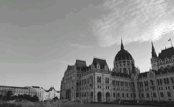 Az orsz�ggy�l�si k�pvisel�k v�laszt�s�n az a p�rt �ll�that orsz�gos list�t, amely legal�bb 14 v�rmegy�ben �s a f�v�rosban, legal�bb 71 egy�ni v�laszt�ker�letben �ll�t jel�ltet. K�p forr�sa: Nemzeti V�laszt�si Iroda   