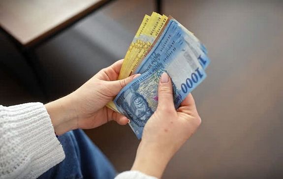  A sz�mla tulajdonosa minden esetben, az �rkezett �sszeg eredet�nek ellen�rz�se n�lk�l, j�v�hagyta p�nz�gyi tranzakci�val, hogy a csal�sokat elk�vet� p�r n�tagja a p�nzt felvegye k�szp�nzben. A k�p illusztr�ci�. K�p: iStock      