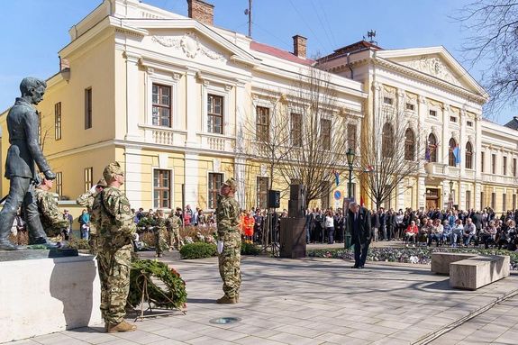  Koszor�z�s m�rcius 15-�n, a gyulai Pet�fi t�ren, Pet�fi S�ndor szobr�n�l. K�p forr�sa: dr. G�rg�nyi Ern� polg�rmester Facebook-oldala   