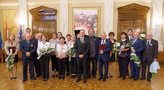 A kit�ntetettek m�rcius 15-�n, a gyulai v�rosh�za d�szterm�ben. K�p forr�sa: dr. G�rg�nyi Ern� polg�rmester Facebook-oldala   