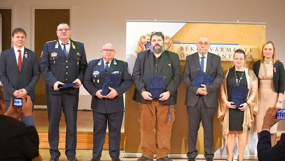 A B�k�s v�rmegyei, eln�ki kit�ntetettek. K�pek Forr�sa: B�k�s V�rmegye �nkorm�nyzat�nak Facebook-oldala
