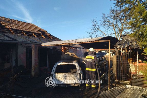 T�z keletkezett egy aut�kozmetikai m�helyn�l, B�k�scsab�n, vas�rnap, d�lut�n. K�p forr�sa: B�k�s V�rmegyei Katasztr�fav�delmi Igazgat�s�g   