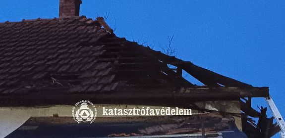 Kigyulladt egy lak�h�zhoz �p�tett mell�k�p�let Sarkadon, vas�rnap, k�s� d�lut�n. K�p forr�sa: B�k�s V�rmegyei Katasztr�fav�delmi Igazgat�s�g