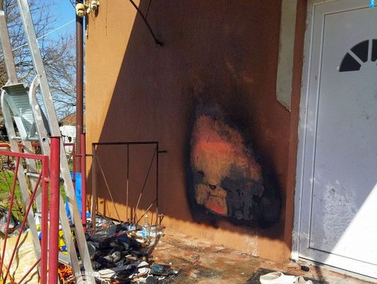  T�z keletkezett egy csal�di h�z terasz�n, Mez�ber�nyben, szombaton, d�lel�tt. K�p forr�sa: B�k�s V�rmegyei Katasztr�fav�delmi Igazgat�s�g   