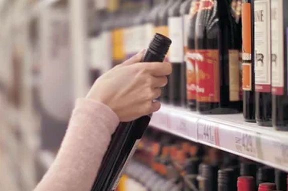 A b�k�si �zletben, a kisl�ny egy f�lhallgat�t, t�bb csokol�d�t, t�bb, mint 2 kilogramm csirkemellet �s egy liter t�m�ny szeszes italt tett el a t�sk�j�ba, apja mutat�s�val. A k�p illusztr�ci�. K�p: Shutterstock