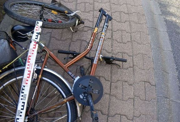 A sarkadi ker�kp�r�ton, mindk�t ker�kp�ros elesett az �ssze�tk�z�sben. A f�rfi seg�ts�gny�jt�s n�lk�l elhajtott. A k�p illusztr�ci�. K�p: Police.hu   