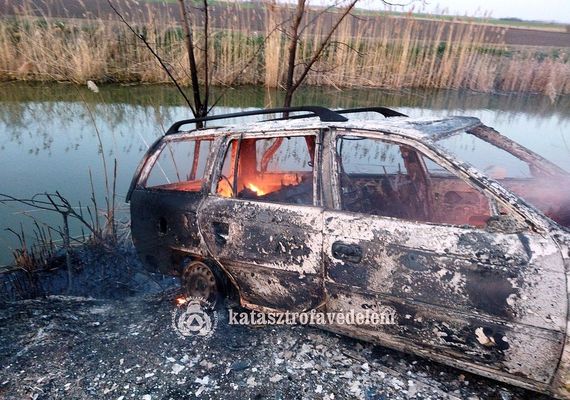 Kigyulladt egy szem�lyg�pkocsi m�rcius 18-�n, d�lut�n, Csabacs�d k�lter�let�n. K�p forr�sa: B�k�s V�rmegyei Katasztr�fav�delmi Igazgat�s�g