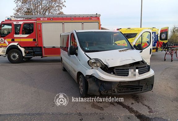 K�t szem�lyg�pkocsi �tk�z�tt B�k�scsab�n, az Orosh�zi �ton, m�rcius 18-�n, reggel. K�p forr�sa: B�k�s V�rmegyei Katasztr�fav�delmi Igazgat�s�g