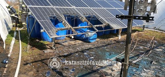Kigyulladt napelemes rendszerhez riasztott�k a t�zolt�kat, m�rcius 16-�n, d�lut�n. K�p forr�sa: B�k�s V�rmegyei Katasztr�fav�delmi Igazgat�s�g