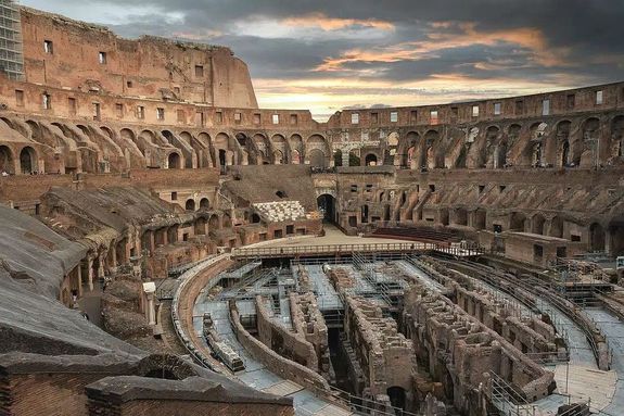 A Colosseum az �kori R�ma hatalmas amfite�truma volt, ma a v�ros nevezetes l�tv�nyoss�ga. A Colosseum f�ld alatti r�sze is bej�rhat� 2010 j�lius�t�l. A k�pen Colosseum �p�lete. K�p: Colosseum   
