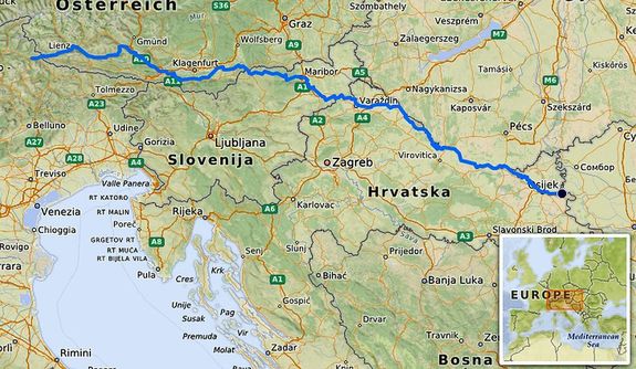 A Szlov�n K�zt�rsas�g K�z�p-Eur�pa d�li r�sz�n, az Alpok l�b�n�l ter�l el. Nyugaton Olaszorsz�g, d�lnyugaton az Adriai-tenger, d�len �s keleten Horv�torsz�g, �szakkeleten Magyarorsz�g, �szakon Ausztria hat�rolja. K�p: OpenStreetMap. K�p forr�sa: wikipedia.org