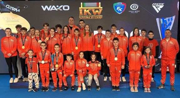 A B�k�scsabai JALTE - Debreczeni Team csapata az olasz kick-box vil�gbajnoks�gon. K�p forr�sa: Szerz�