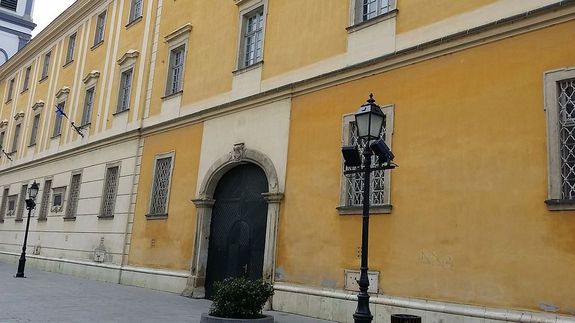 A Szent Istv�n Kir�ly M�zeum Sz�kesfeh�rv�ron, a F� utc�n. K�p: Teemeah. K�p forr�sa: wikipedia.org