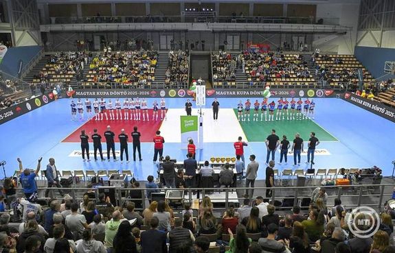 Felsorakoztak a csapatok, az MBH – B�k�scsaba �s a Fatum Ny�regyh�za a MOL n�i r�plabda Magyar Kupa d�nt�j�ben, a budapesti Dr. Koltai Jen� Sportk�zpontban. K�p: MTI / Purger Tam�s