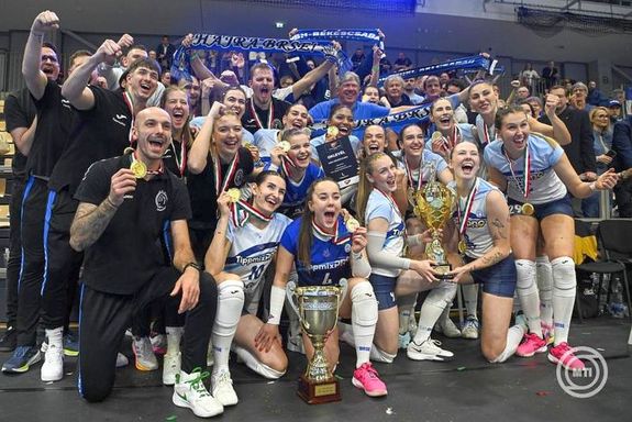 A B�k�scsaba nyerte a MOL n�i r�plabda Magyar Kup�t, miut�n a szombati fin�l�ban, h�rom szettben legy�zte a Ny�regyh�z�t. K�p: MTI / Purger Tam�s   