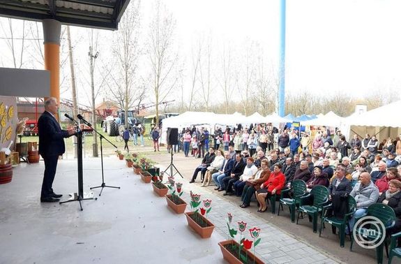 Az els� D�l-Borsodi Agr�rki�ll�t�s �s V�s�ron k�zel h�sz termel� �s �nkorm�nyzat mutatkozott be. K�p: MTI / Vajda J�nos