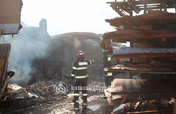  K�pek a vas�rnap d�lut�ni, gyulai t�zv�szr�l, a B�ke utcai asztalosm�helyben. K�pek Forr�sa: B�k�s V�rmegyei Katasztr�fav�delmi Igazgat�s�g   