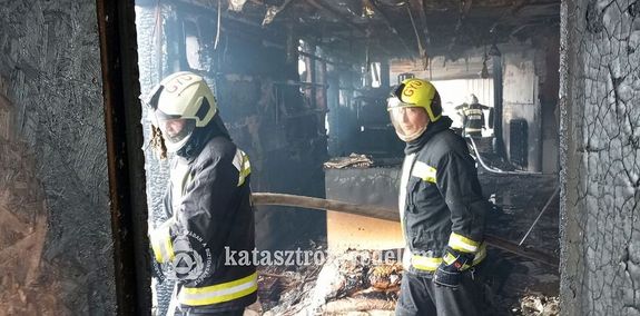  K�pek a vas�rnap d�lut�ni, gyulai t�zv�szr�l, a B�ke utcai asztalosm�helyben. K�pek Forr�sa: B�k�s V�rmegyei Katasztr�fav�delmi Igazgat�s�g   