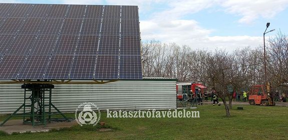  K�pek a vas�rnap d�lut�ni, gyulai t�zv�szr�l, a B�ke utcai asztalosm�helyben. K�pek Forr�sa: B�k�s V�rmegyei Katasztr�fav�delmi Igazgat�s�g   