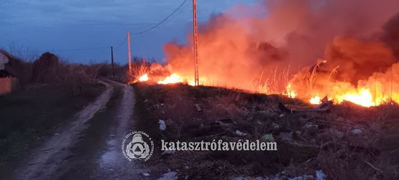 Szabadt�ri t�zek adtak munk�t a t�zolt�knak a h�tv�g�n, B�k�s v�rmegy�ben. K�pek forr�sa: B�k�s V�rmegyei Katasztr�fav�delmi Igazgat�s�g