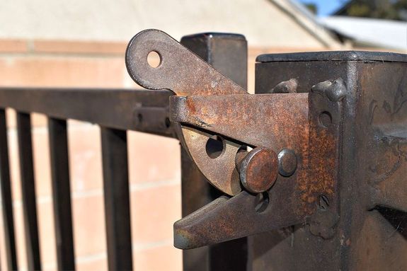  A kevermesi f�rfi vas�rnap, reggel, jelentette be a rend�rs�gre, hogy elt�nt a h�za nagykapuja, de a kiskapu is. A k�p illusztr�ci�. K�p: Pixabay