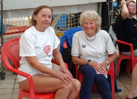 A verseny f�szervez�je, a szenior vil�gbajnok Juh�szn� T�th Margit (jobbra) �s az egyik csabai gy�ztes, Sallai Katalin. K�p: Juh�sz L�szl�   