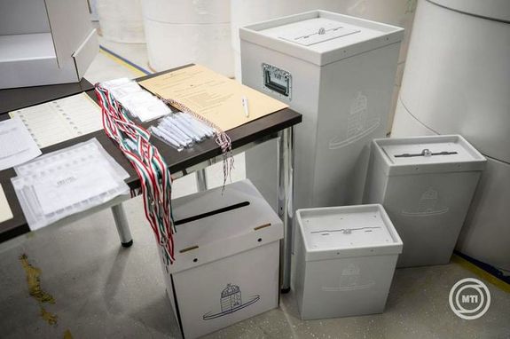 M�r nyomtatj�k az �prilis 12-ei orsz�ggy�l�si v�laszt�s szavaz�lapjait a budapesti ANY Biztons�gi Nyomda Halom utcai telephely�n. K�pek: MTI / Balogh Zolt�n