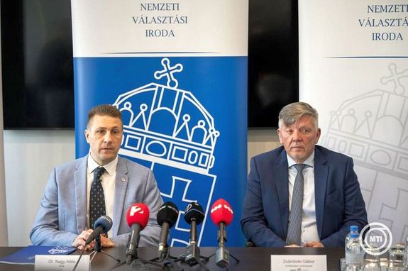 Nagy Attila, a Nemzeti V�laszt�si Iroda (NVI) eln�ke (balr�l) �s Zs�mboki G�bor, az ANY Biztons�gi Nyomda eln�khelyettes-vez�rigazgat�ja a m�rcius 23-i, h�tf�i sajt�t�j�koztat�n. K�p: MTI Balogh Zolt�n   