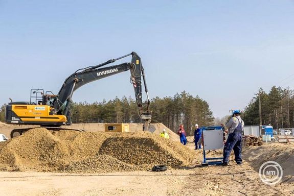  Megkezd�dik Magyarorsz�g els� hibrid geotermikus rendszer�nek ki�p�t�se a B�cs-Kiskun v�rmegyei Zsana �s Kiskunhalas t�rs�g�ben. A k�p a projekt ind�t�s�nak napj�n, Zsana k�zel�ben, 2026. m�rcius 24-�n k�sz�lt. K�p: MTI / Rosta Tibor