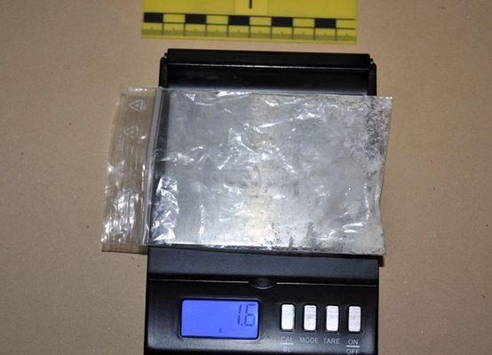 A k�r�slad�nyi n� �ll�i tart�zkod�si hely�n, rend�ri int�zked�sen, k�b�t�szergyan�s krist�lyos-poros �llag� szert, n�v�nyi anyagmaradv�nyt foglaltak le, �s az �rt�kes�t�s sor�n, adagol�shoz sz�ks�ges m�rleget. A k�p illusztr�ci�. K�p: Police.hu