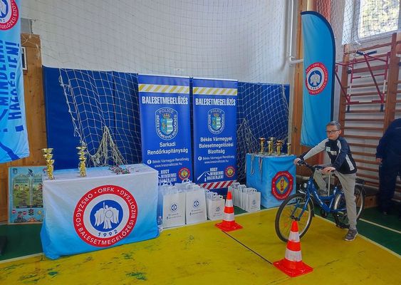 A ker�kp�ros iskol�s versenyek k�pei, Sarkadon. K�pek: B�k�s V�rmegyei Rend�r-f�kapit�nys�g   