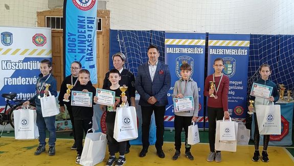 A ker�kp�ros iskol�s versenyek k�pei, Sarkadon. K�pek: B�k�s V�rmegyei Rend�r-f�kapit�nys�g   