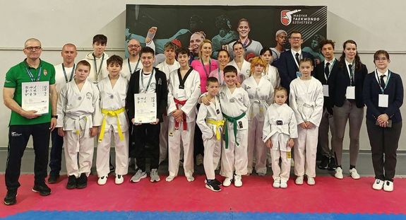 A rendez� B�k�scsabai J�zsef Attila Lak�telepi T�megsport Egyes�let csapata. K�p forr�sa: Szerz�