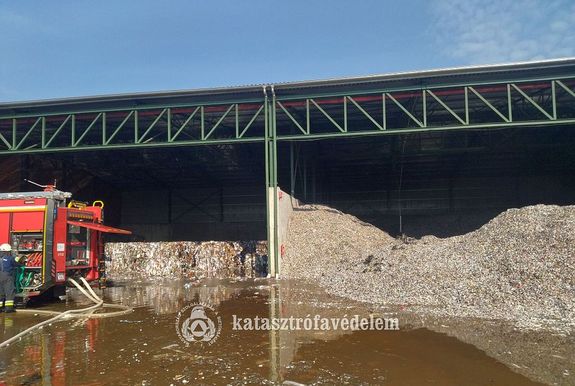 K�pek a kedden, reggeli, b�k�scsabai hullad�k-feldolgoz� �zem t�zeset�r�l. K�pek forr�sa: B�k�s V�rmegyei Katasztr�fav�delmi Igazgat�s�g