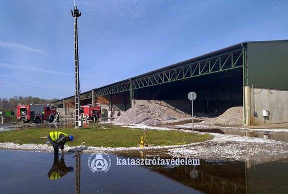 K�pek a kedden, reggeli, b�k�scsabai hullad�k-feldolgoz� �zem t�zeset�r�l. K�pek forr�sa: B�k�s V�rmegyei Katasztr�fav�delmi Igazgat�s�g