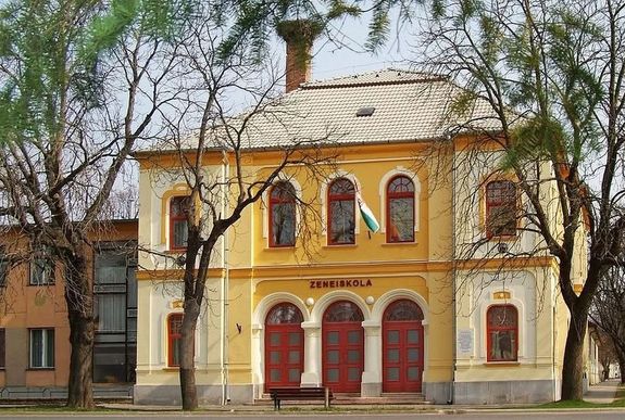 A Gyulai Erkel Ferenc Alapfok� M�v�szeti Iskola zeneiskol�j�ban, holnap, 17 �r�t�l, �nnepi g�lahangversenyre v�rj�k az �rdekl�d�ket. K�p forr�sa: Gyulai Erkel Ferenc Alapfok� M�v�szeti Iskola Facebook-oldala