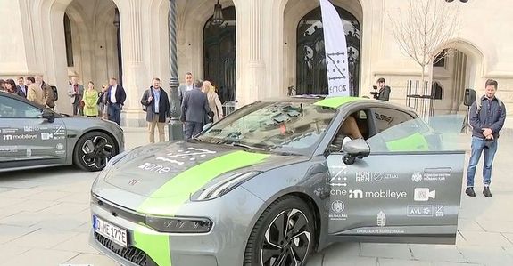 �nvezet� aut�k pr�ba�zeme cs�t�rt�k�n, a Budai V�rban. K�pek forr�sa: MTI