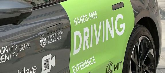 �nvezet� aut�k pr�ba�zeme cs�t�rt�k�n, a Budai V�rban. K�pek forr�sa: MTI