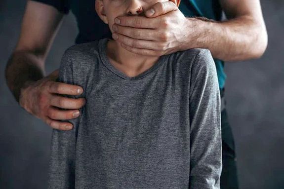 Az apa a gyermek�t rendszeresen, t�bb alkalommal, testi s�r�l�s okoz�s��rt b�ntalmazta, testszerte meg�t�tte �s l�bbal megr�gta. A k�p illusztr�ci�. K�p: DepositPhotos   