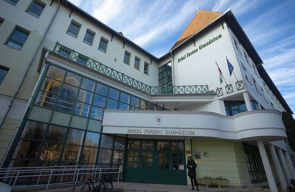 Nacsa Dom�n, a Gyulai Erkel Ferenc Gimn�zium �s Koll�gium 12. oszt�lyos di�kja. A k�pen a gimn�zium �p�let�nek r�szlete. K�p forr�sa: Gyulai Erkel Ferenc Gimn�zium �s Koll�gium Facebook-oldala