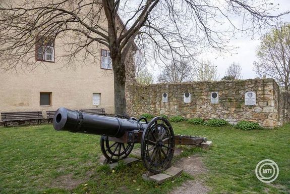 T�rt�nelmi eml�khely lett a szerencsi R�k�czi-v�r �s a reform�tus templom, m�rcius 27-�n. A templomban ki�ltott�k ki 1605-ben, Bocskai Istv�nt fejedelemm�, �s itt nyugszik R�k�czi Zsigmond erd�lyi fejedelem is. K�pek: MTI / Erd�s J�zsef