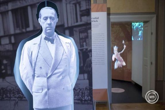  Bud�ra k�lt�ztem c�mmel M�rai S�ndor-eml�kki�ll�t�s ny�lt cs�t�rt�k�n, a budai V�rnegyedben, a Vir�g Benedek H�zban, a M�rai-eml�k�v alkalm�b�l. Az els� magyarorsz�gi, �lland� M�rai-ki�ll�t�s. K�pek: MTI / Balogh Zolt�n   