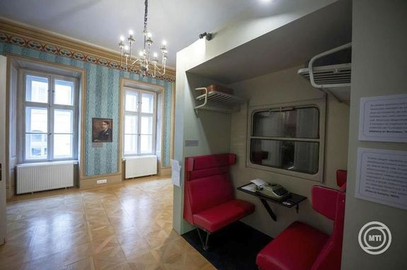  Bud�ra k�lt�ztem c�mmel M�rai S�ndor-eml�kki�ll�t�s ny�lt cs�t�rt�k�n, a budai V�rnegyedben, a Vir�g Benedek H�zban, a M�rai-eml�k�v alkalm�b�l. Az els� magyarorsz�gi, �lland� M�rai-ki�ll�t�s. K�pek: MTI / Balogh Zolt�n   