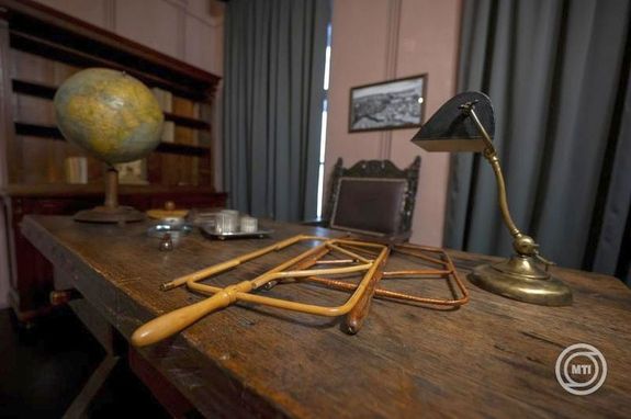  Bud�ra k�lt�ztem c�mmel M�rai S�ndor-eml�kki�ll�t�s ny�lt cs�t�rt�k�n, a budai V�rnegyedben, a Vir�g Benedek H�zban, a M�rai-eml�k�v alkalm�b�l. Az els� magyarorsz�gi, �lland� M�rai-ki�ll�t�s. K�pek: MTI / Balogh Zolt�n   