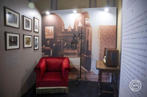  Bud�ra k�lt�ztem c�mmel M�rai S�ndor-eml�kki�ll�t�s ny�lt cs�t�rt�k�n, a budai V�rnegyedben, a Vir�g Benedek H�zban, a M�rai-eml�k�v alkalm�b�l. Az els� magyarorsz�gi, �lland� M�rai-ki�ll�t�s. K�pek: MTI / Balogh Zolt�n   