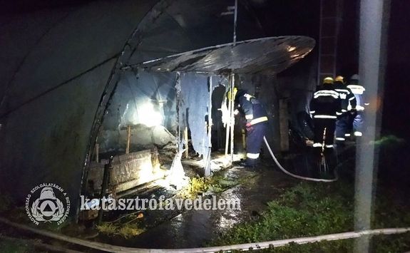 Kisebb t�z keletkezett vas�rnap, hajnalban, Mez�kov�csh�z�n, csal�di h�z m�g�tt. K�p forr�sa: B�k�s V�rmegyei Katasztr�fav�delmi Igazgat�s�g