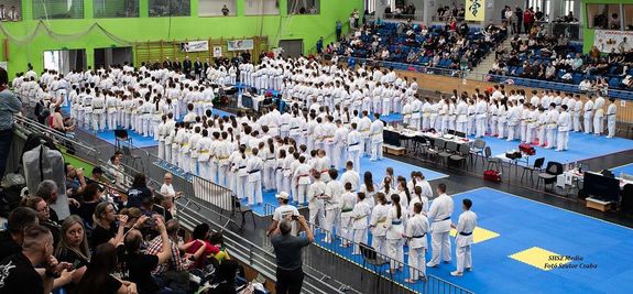 Szigetszentmikl�son, a v�rosi sportcsarnokban rendezt�k meg a magyar Sinkyokushin – Kyokushin Di�kolimpia d�nt�t, amelyen 56 klub 660 versenyz�je vett r�szt formagyakorlat (kata) �s k�zdelem (kumite) versenysz�mokban. K�pek forr�sa: Szerz�