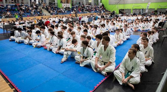 Szigetszentmikl�son, a v�rosi sportcsarnokban rendezt�k meg a magyar Sinkyokushin – Kyokushin Di�kolimpia d�nt�t, amelyen 56 klub 660 versenyz�je vett r�szt formagyakorlat (kata) �s k�zdelem (kumite) versenysz�mokban. K�pek forr�sa: Szerz�